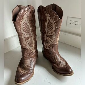 Coconut Cowgirls Boots‎